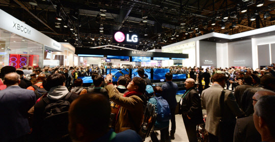 관람객들로 북적이는 CES 2020 전시회 LG전자 부스 모습.  LG전자 제공